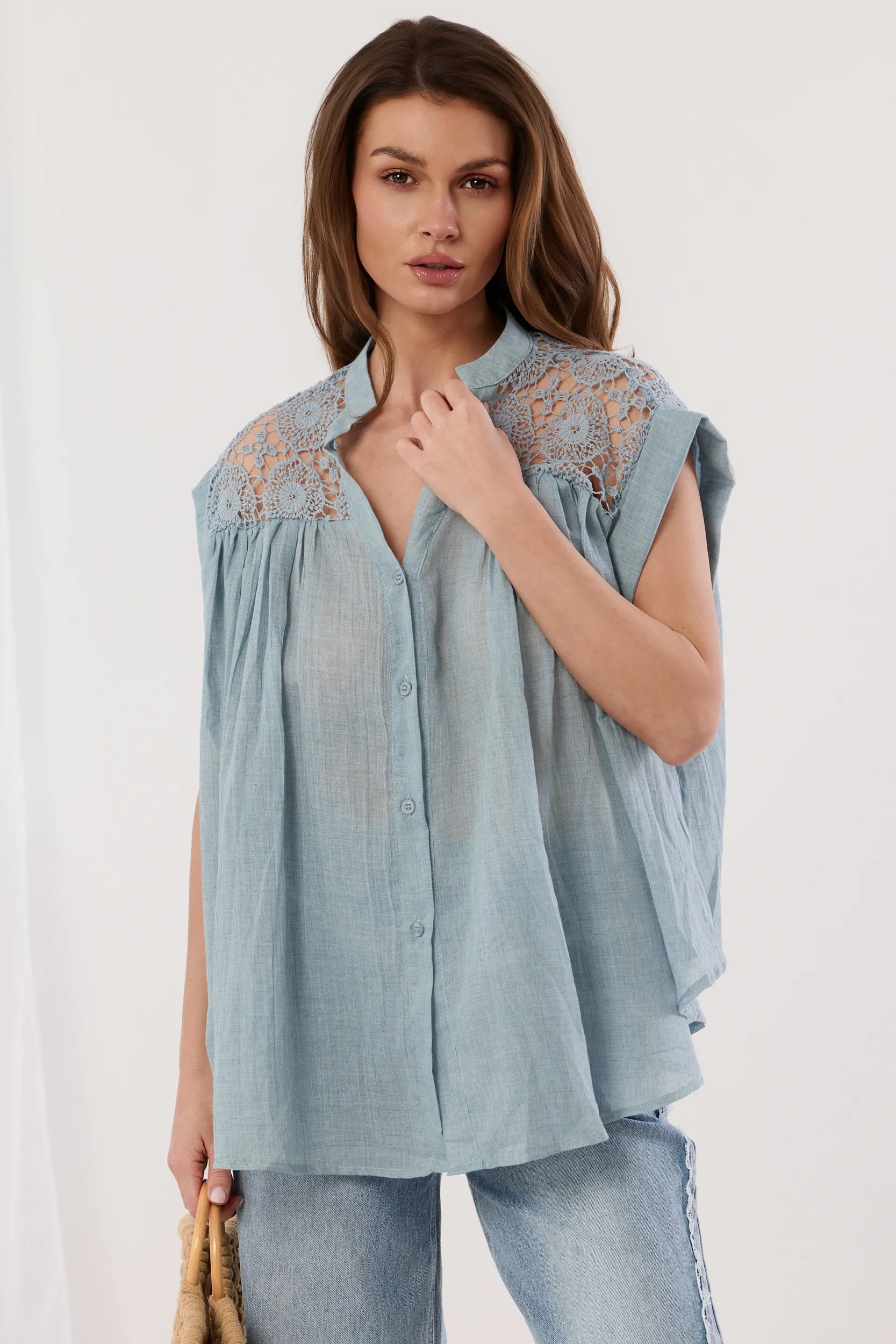 Lniana koszula bez rękawów z ażurowymi ramionami