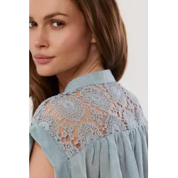 Lniana koszula bez rękawów z ażurowymi ramionami