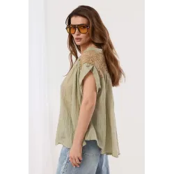 Lniana koszula bez rękawów z ażurowymi ramionami