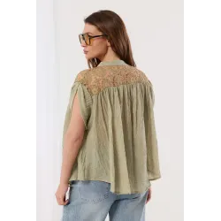 Lniana koszula bez rękawów z ażurowymi ramionami