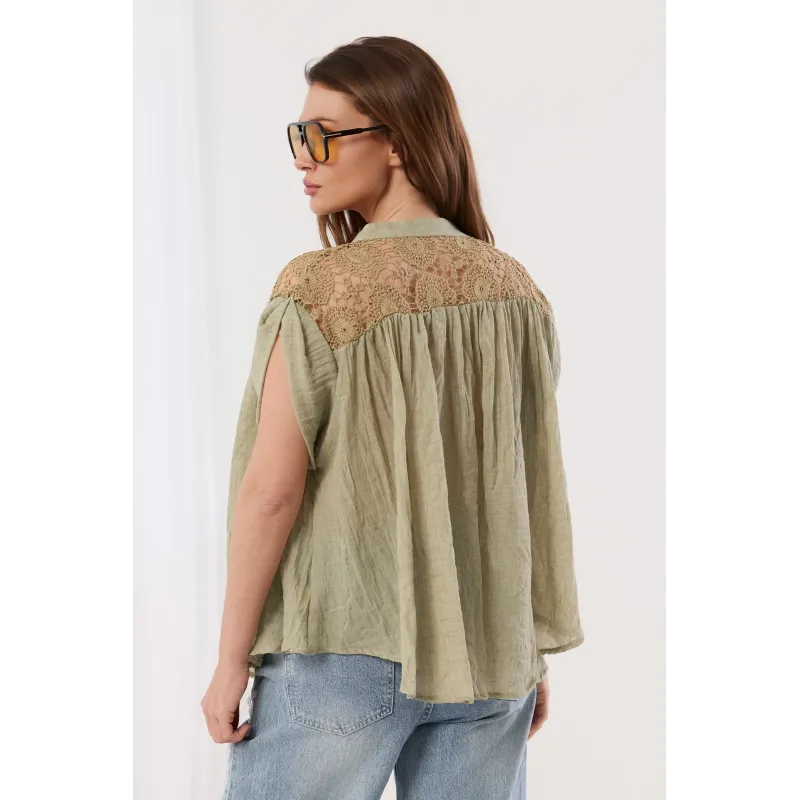 Lniana koszula bez rękawów z ażurowymi ramionami