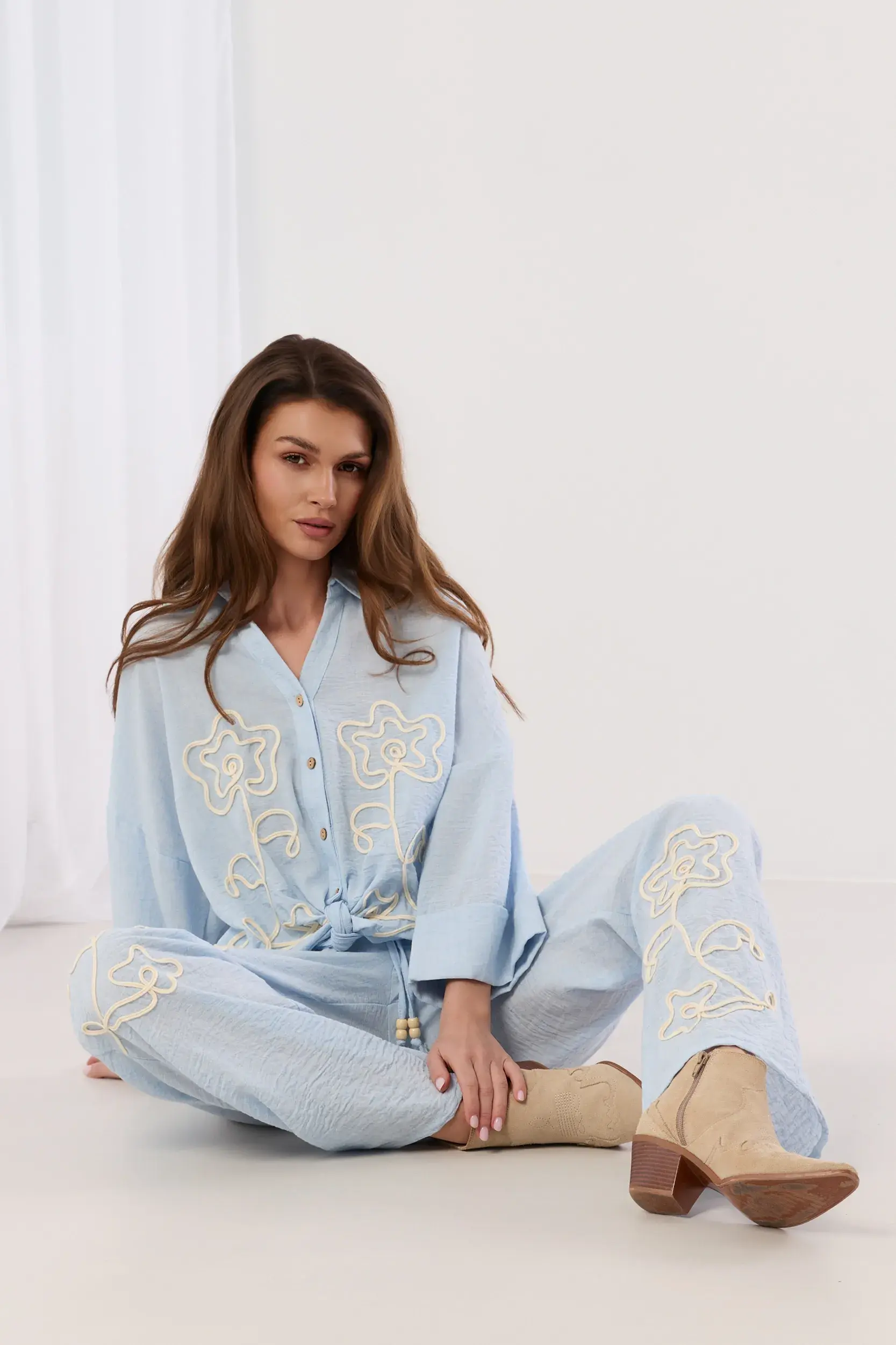 Lniany komplet boho z haftem kwiatowym