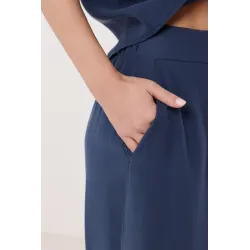 Komplet casualowy z luźną bluzką i spodniami palazzo