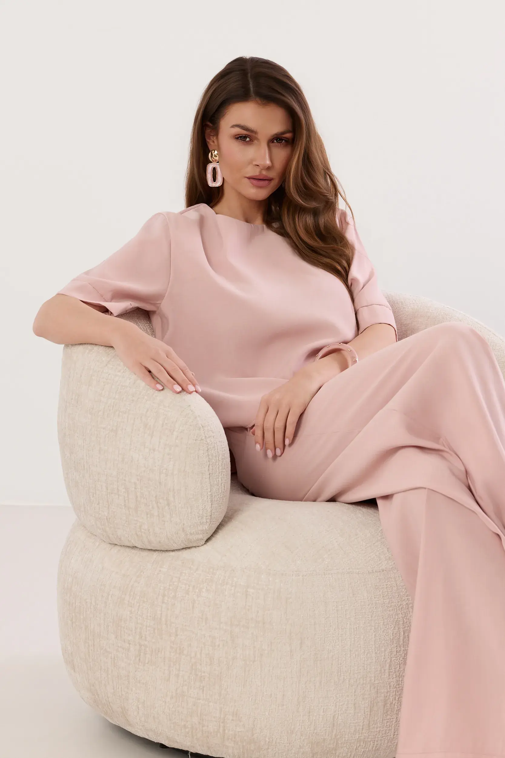 Komplet casualowy z luźną bluzką i spodniami palazzo