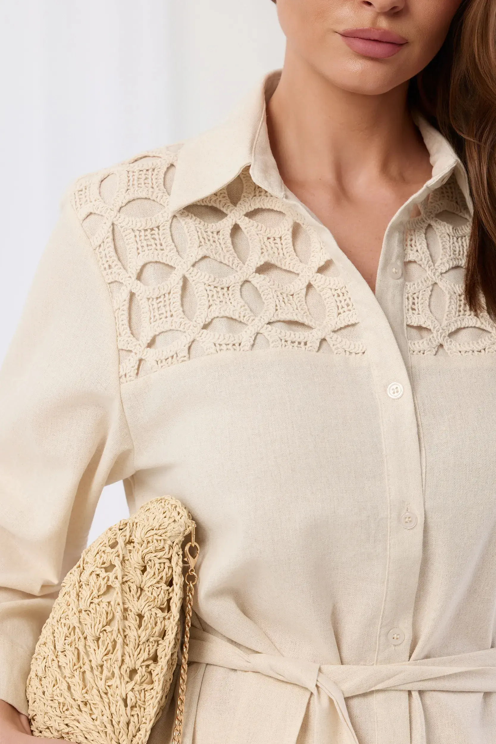 Bluzka koszulowa z ażurowym haftem i wiązaniem w talii