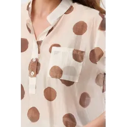 Przewiewna bluzka z krótkim rękawem w duże grochy