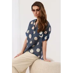 Przewiewna bluzka z krótkim rękawem w duże grochy