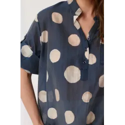 Przewiewna bluzka z krótkim rękawem w duże grochy