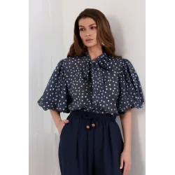 Koszula w grochy z bufiastymi rękawami i wiązaniem pod szyją