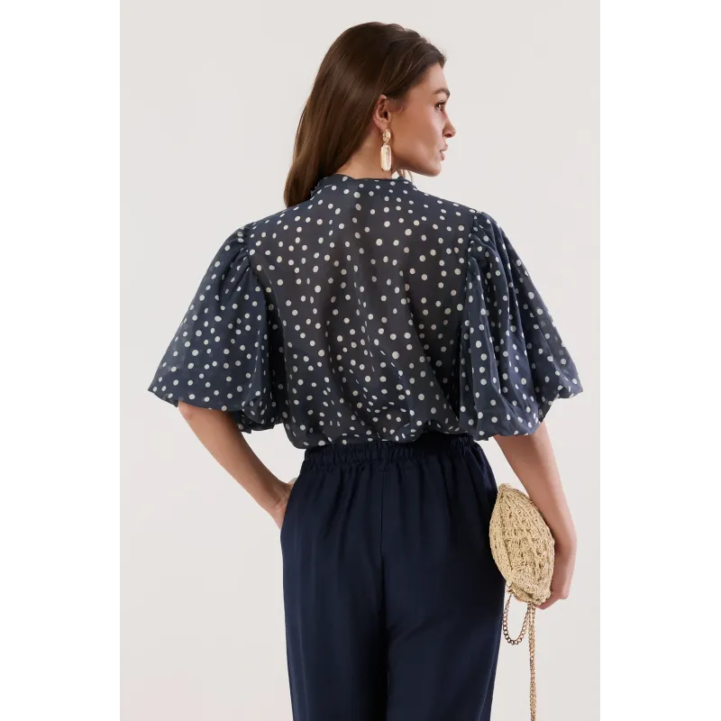 Koszula w grochy z bufiastymi rękawami i wiązaniem pod szyją