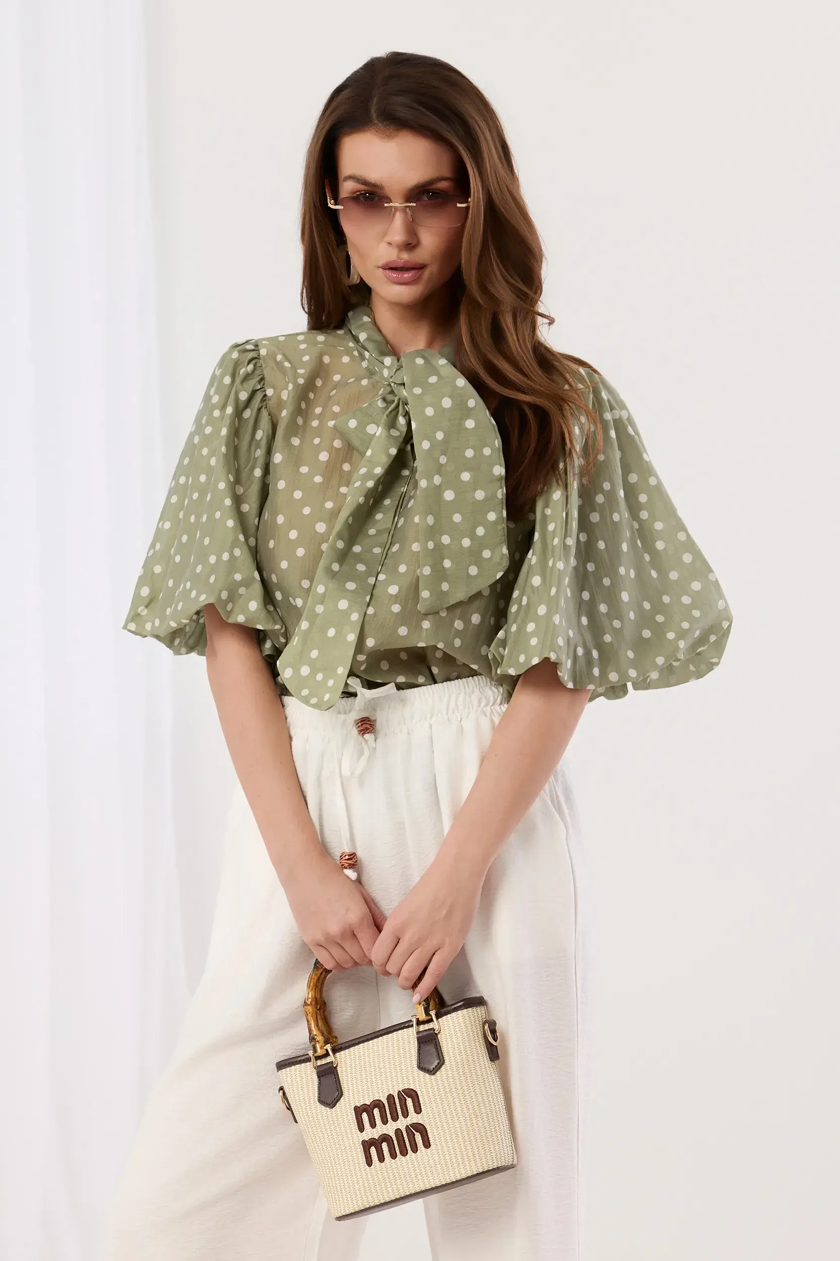 Koszula w grochy z bufiastymi rękawami i wiązaniem pod szyją