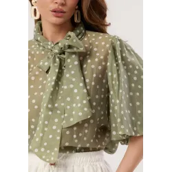 Koszula w grochy z bufiastymi rękawami i wiązaniem pod szyją