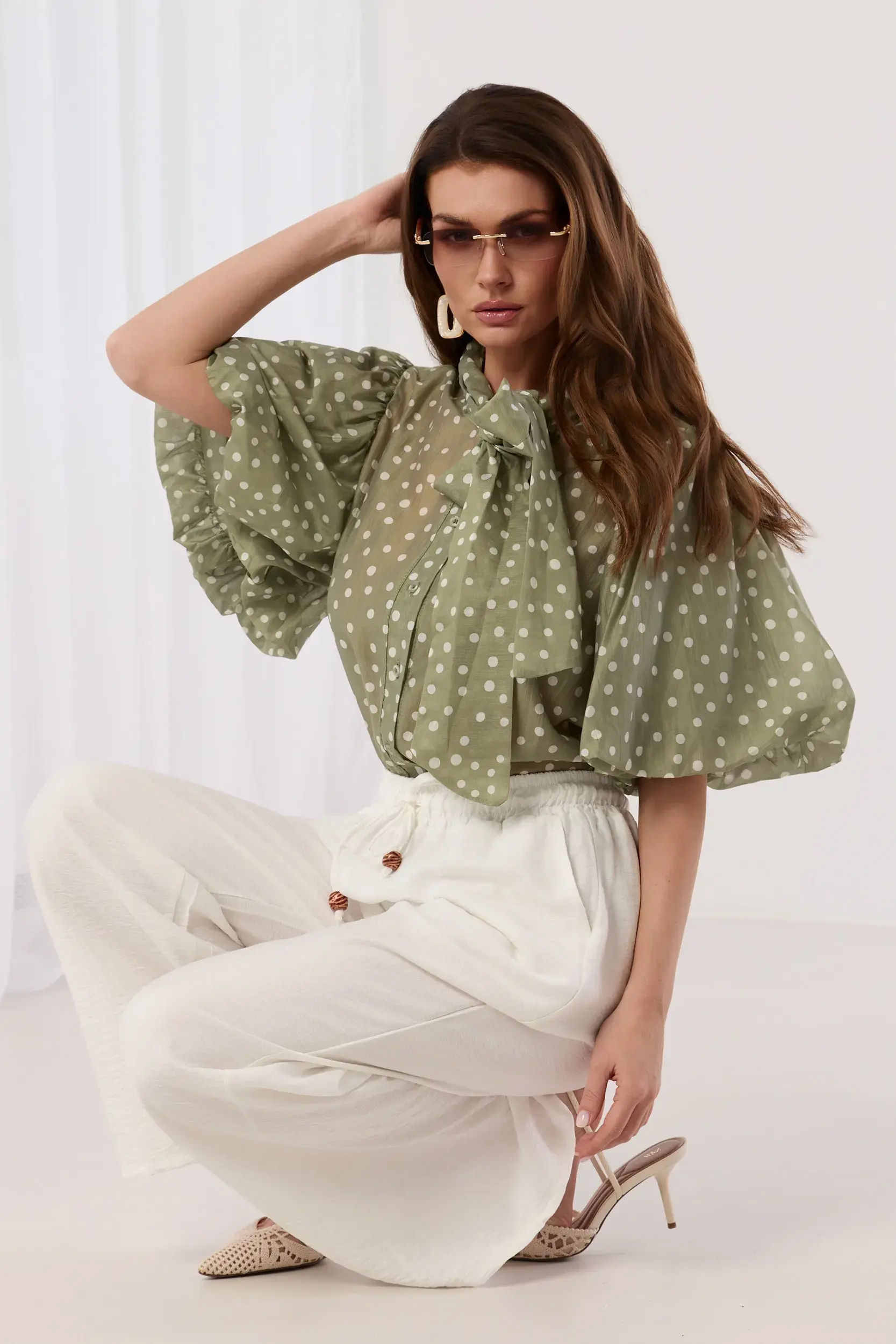 Koszula w grochy z bufiastymi rękawami i wiązaniem pod szyją