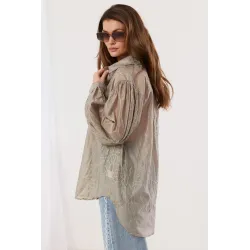 Koszula oversize z połyskującym haftem