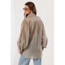 Koszula oversize z połyskującym haftem