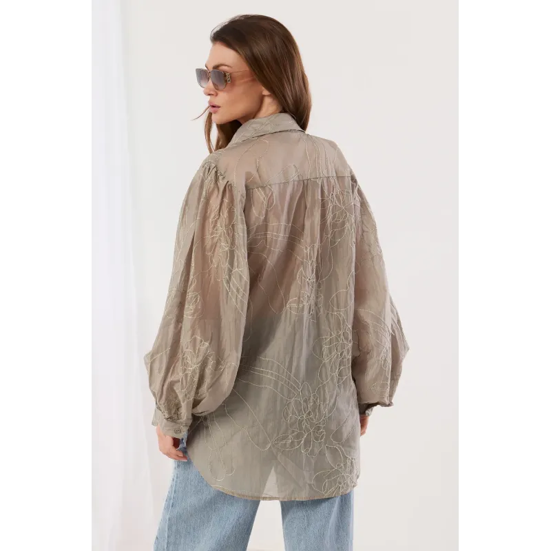 Koszula oversize z połyskującym haftem