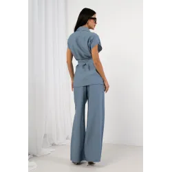 Wisozowy komplet z taliowaną bluzką z wiązaniem i szerokimi spodniami