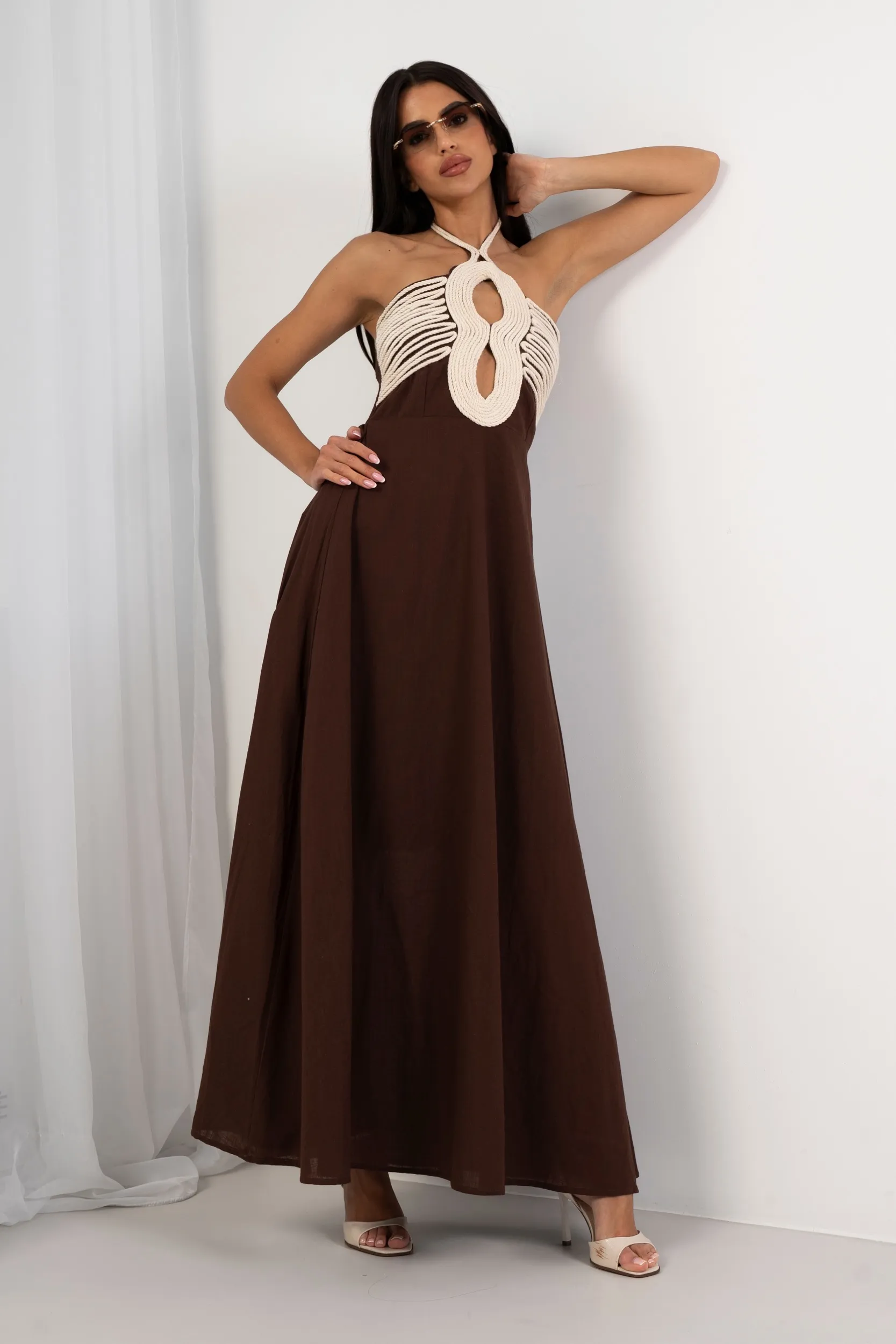 Sukienka maxi z plecioną górą i odkrytymi plecami