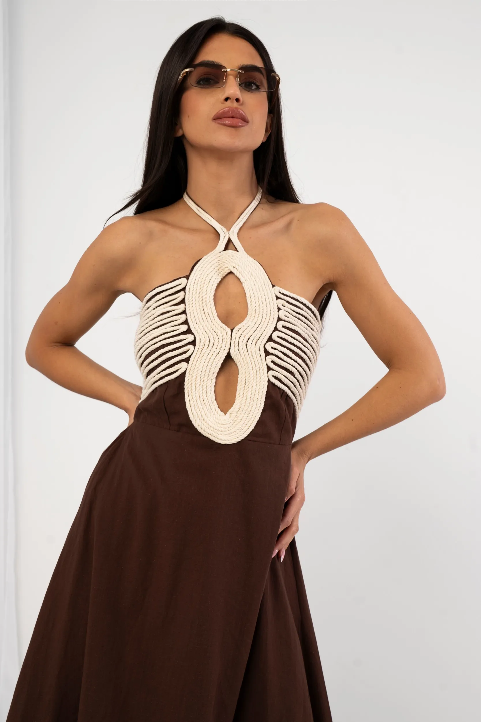 Sukienka maxi z plecioną górą i odkrytymi plecami