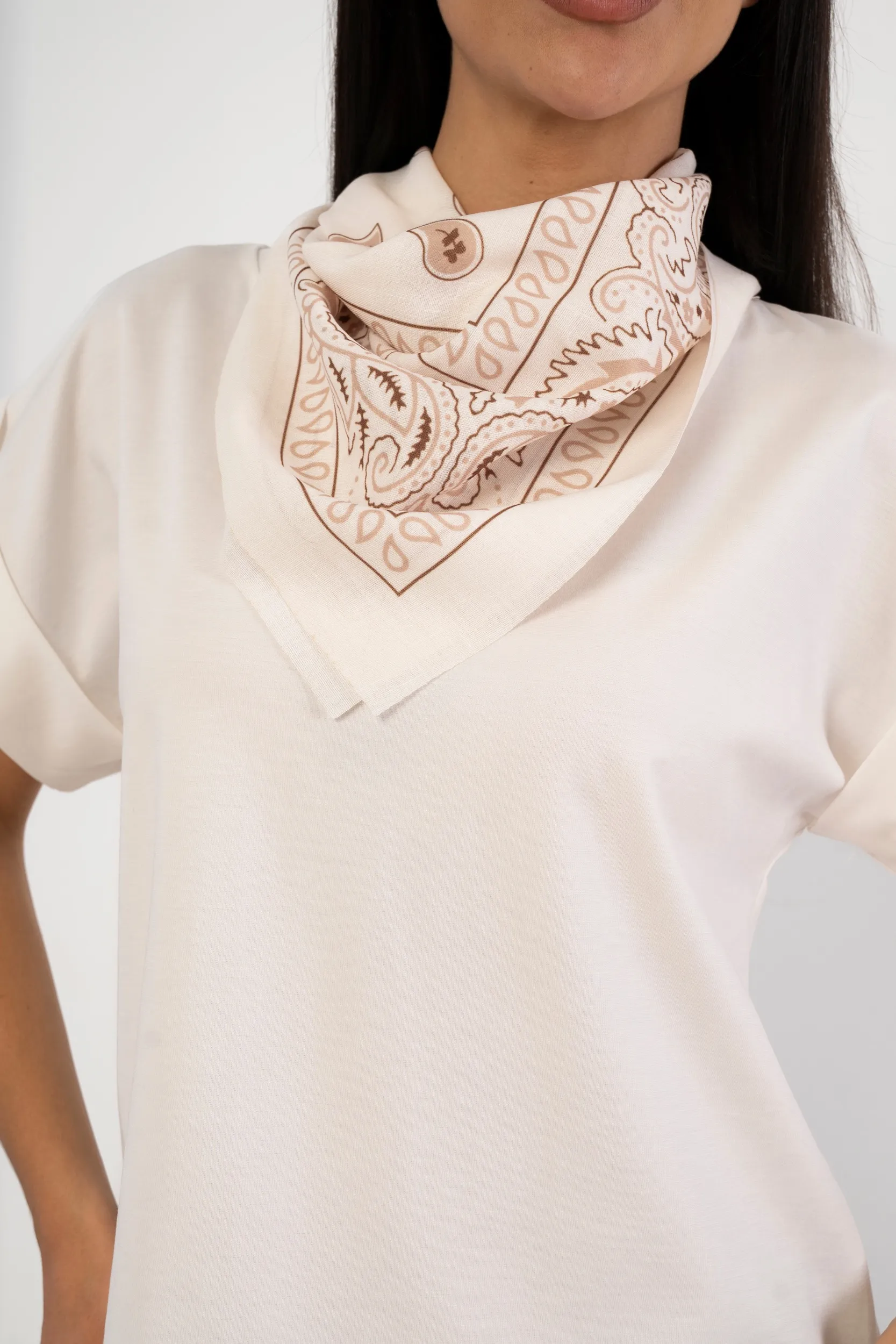 T-shirt z ozdobną apaszką i wywiniętym rękawem