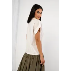 T-shirt z ozdobną apaszką i wywiniętym rękawem