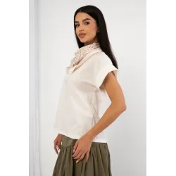 T-shirt z ozdobną apaszką i wywiniętym rękawem