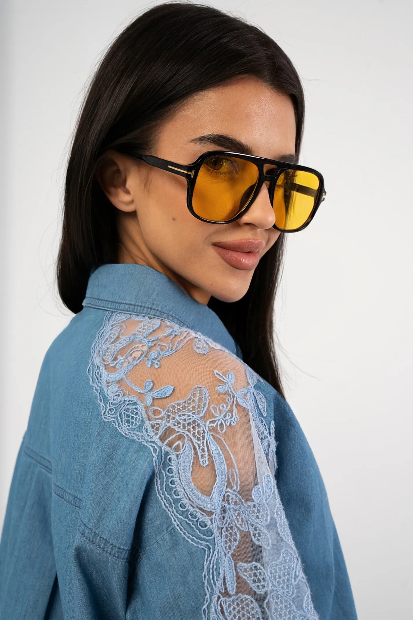 Jeansowa koszula z haftowaną koronką i transparentnym rękawem