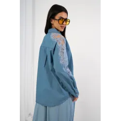 Jeansowa koszula z haftowaną koronką i transparentnym rękawem