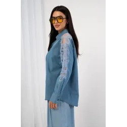 Jeansowa koszula z haftowaną koronką i transparentnym rękawem