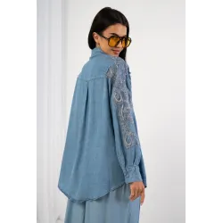 Jeansowa koszula z efektownym haftem na rękawach