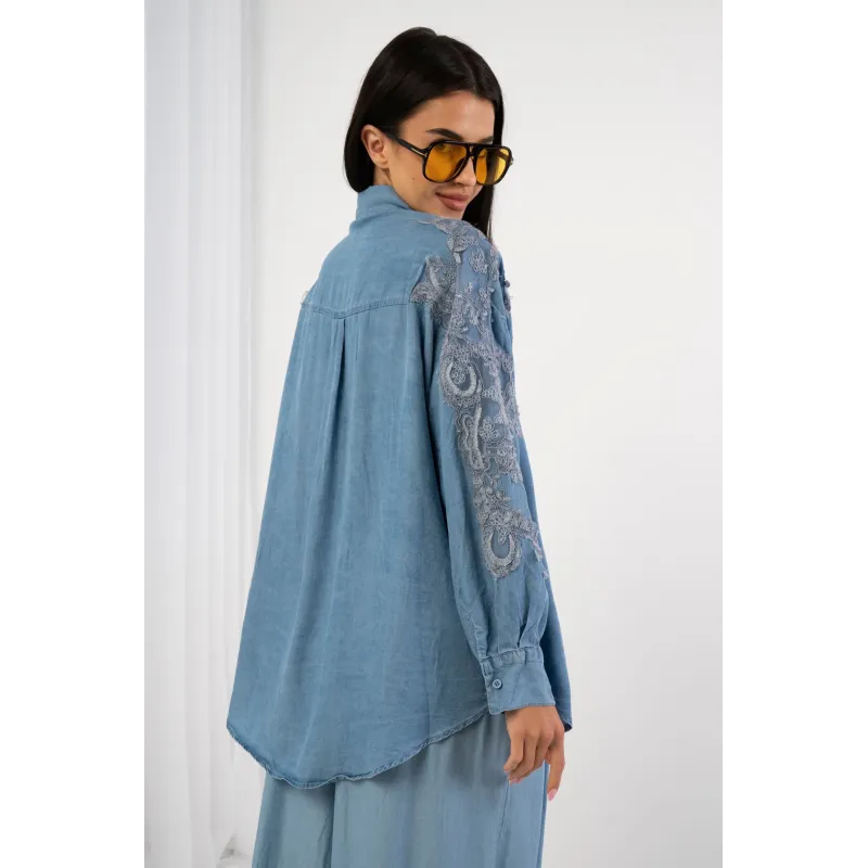 Jeansowa koszula z efektownym haftem na rękawach