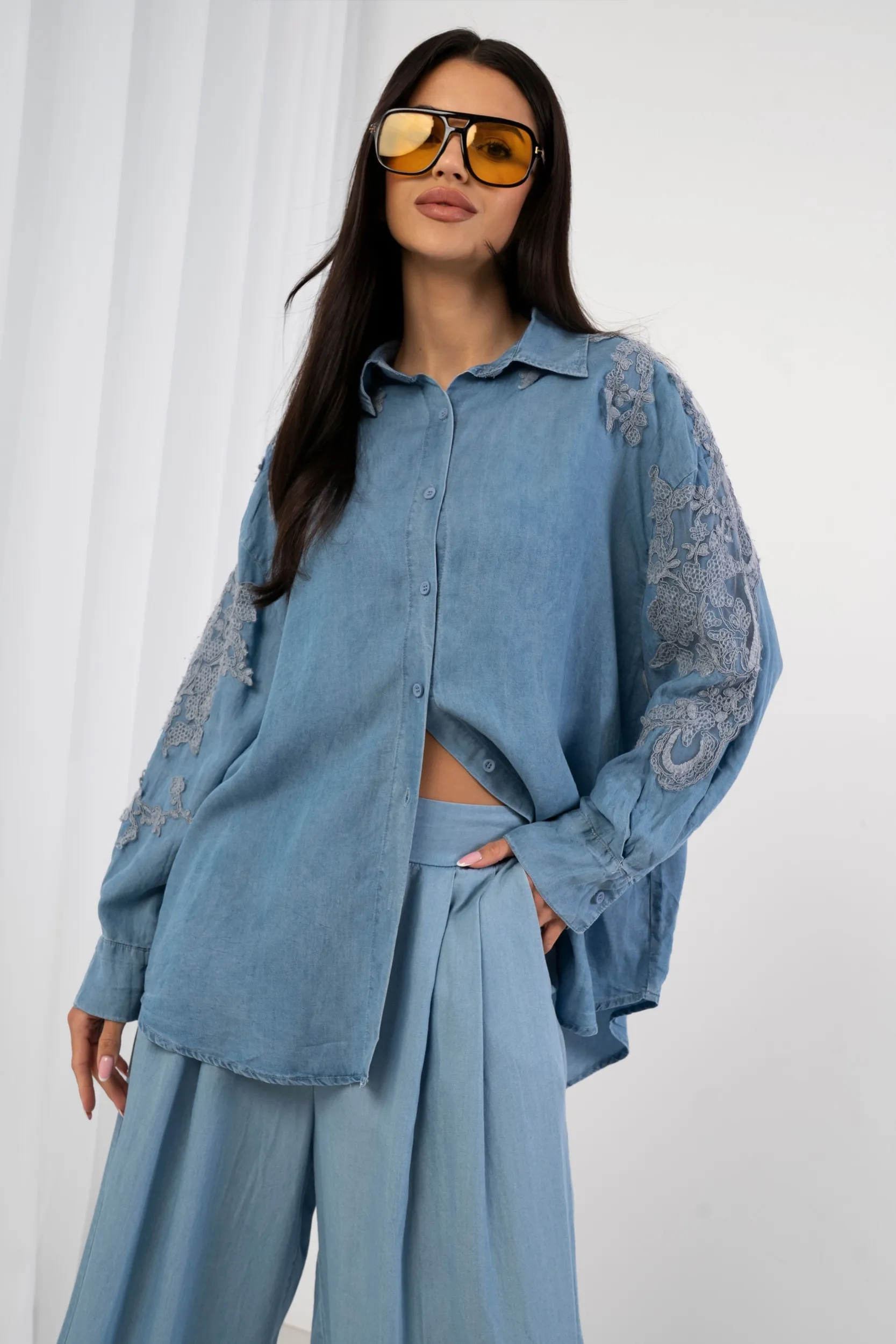 Jeansowa koszula z efektownym haftem na rękawach