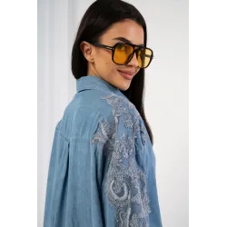 Jeansowa koszula z efektownym haftem na rękawach