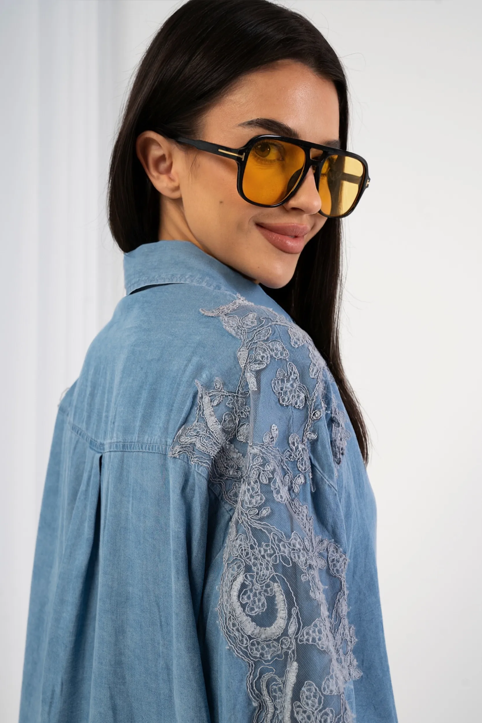 Jeansowa koszula z efektownym haftem na rękawach