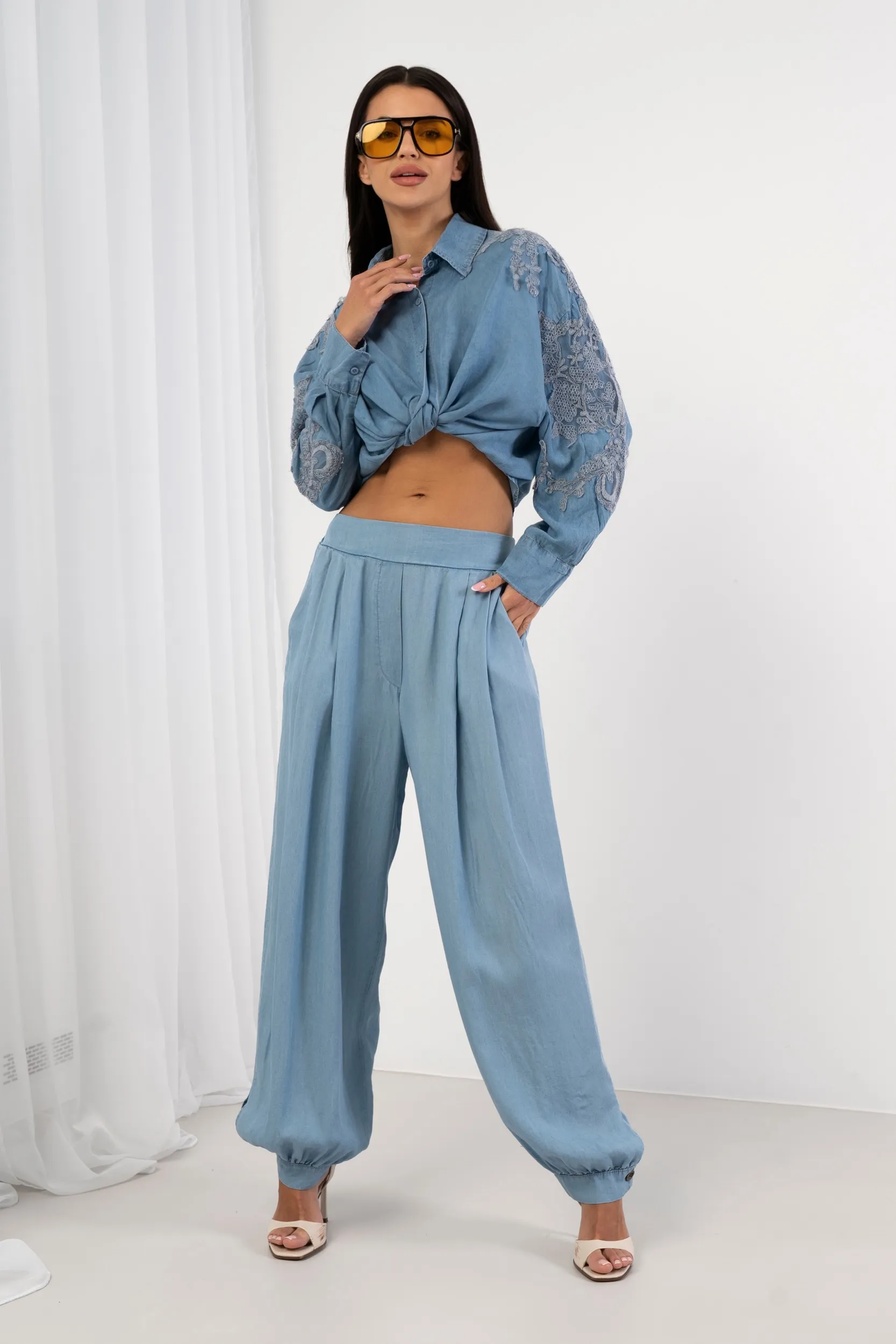 Spodnie z lejącej tkaniny typu alladynki