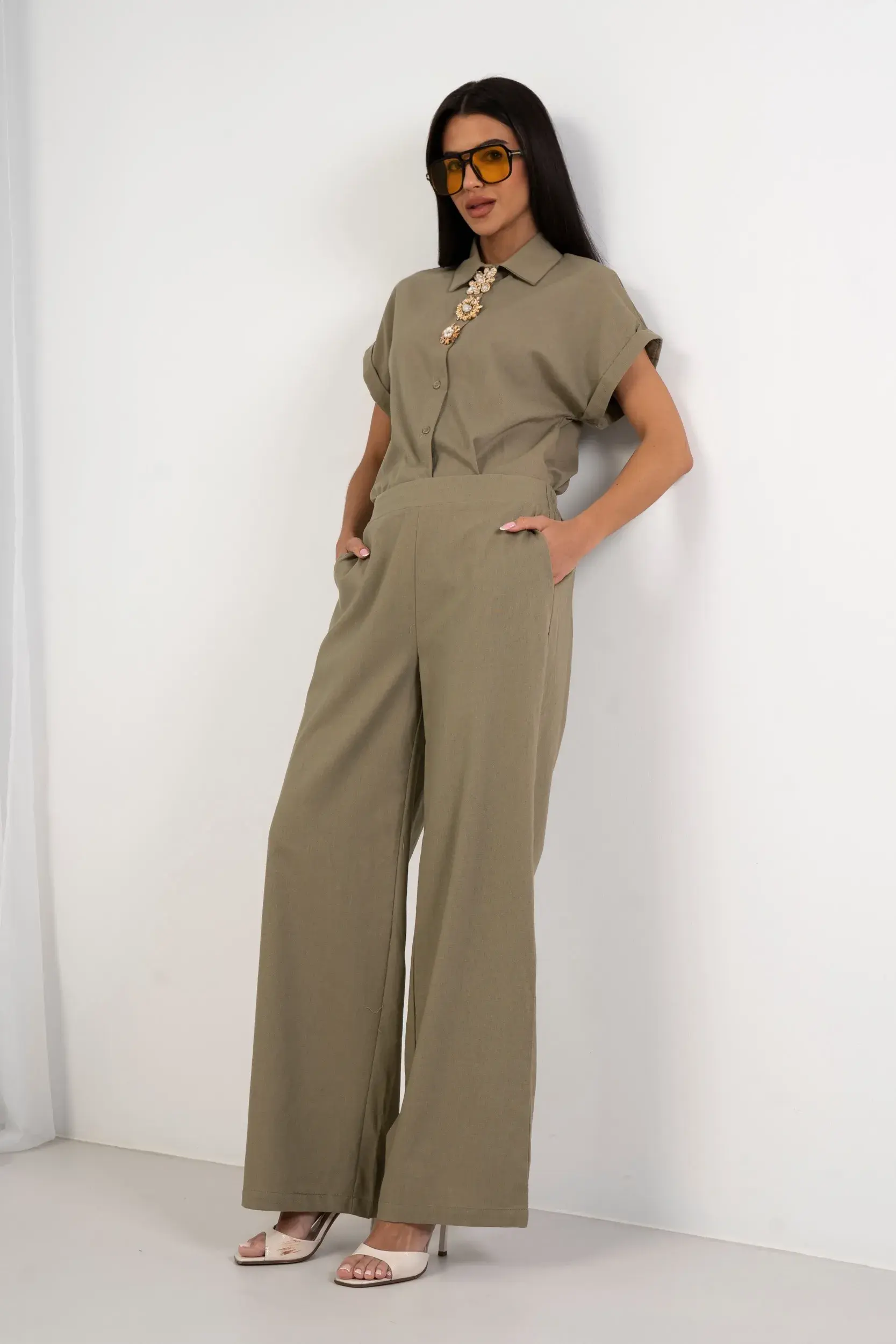 Komplet z koszulą z biżuteryjnym akcentem i szerokimi spodniami