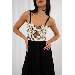 Sukienka maxi z plecionym gorsetem i wycięciem