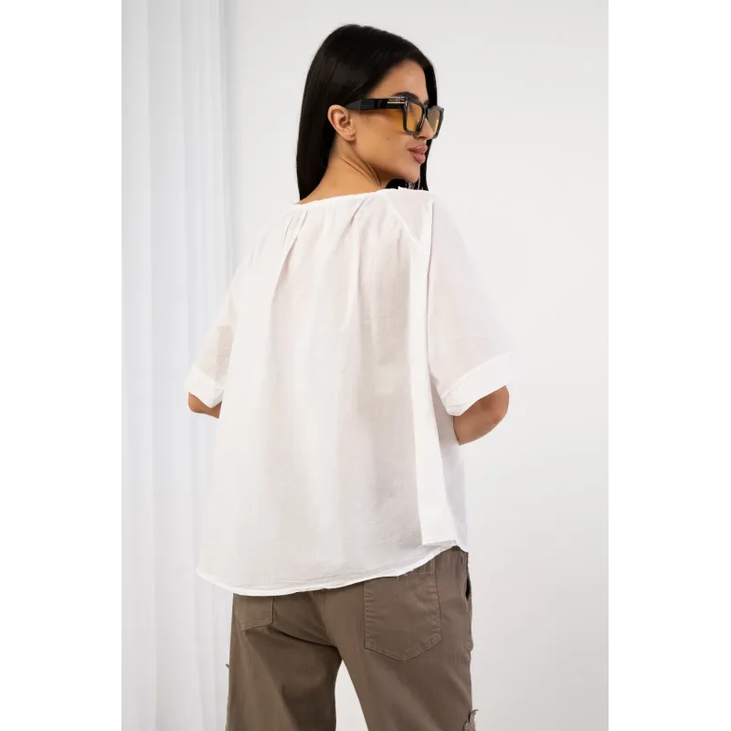 Bluzka z koronkowym dekoltem i haftem