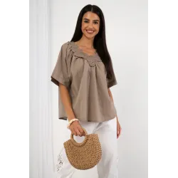 Bluzka z koronkowym dekoltem i haftem