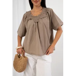 Bluzka z koronkowym dekoltem i haftem