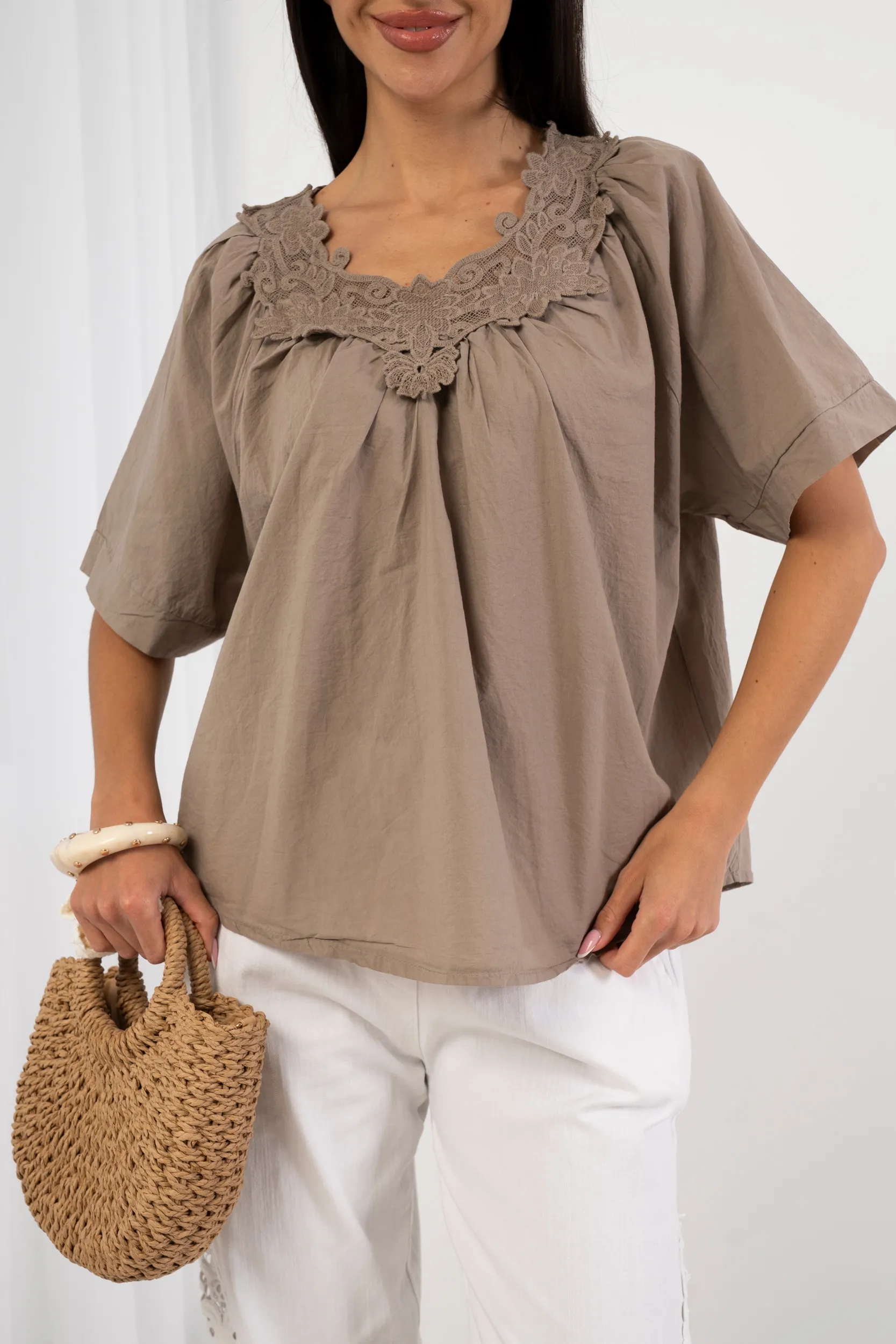 Bluzka z koronkowym dekoltem i haftem