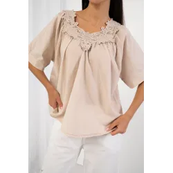 Bluzka z koronkowym dekoltem i haftem
