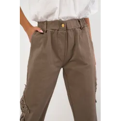 Spodnie typu jogger z koronkową aplikacją na nogawkach