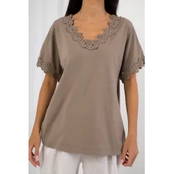 Bawełniana bluzka z haftem przy dekolcie i rękawach