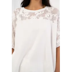 Bluzka z gipiurowym wykończeniem i luźnym fasonem