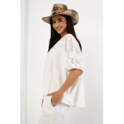 Bluzka z gipiurowym wykończeniem i luźnym fasonem