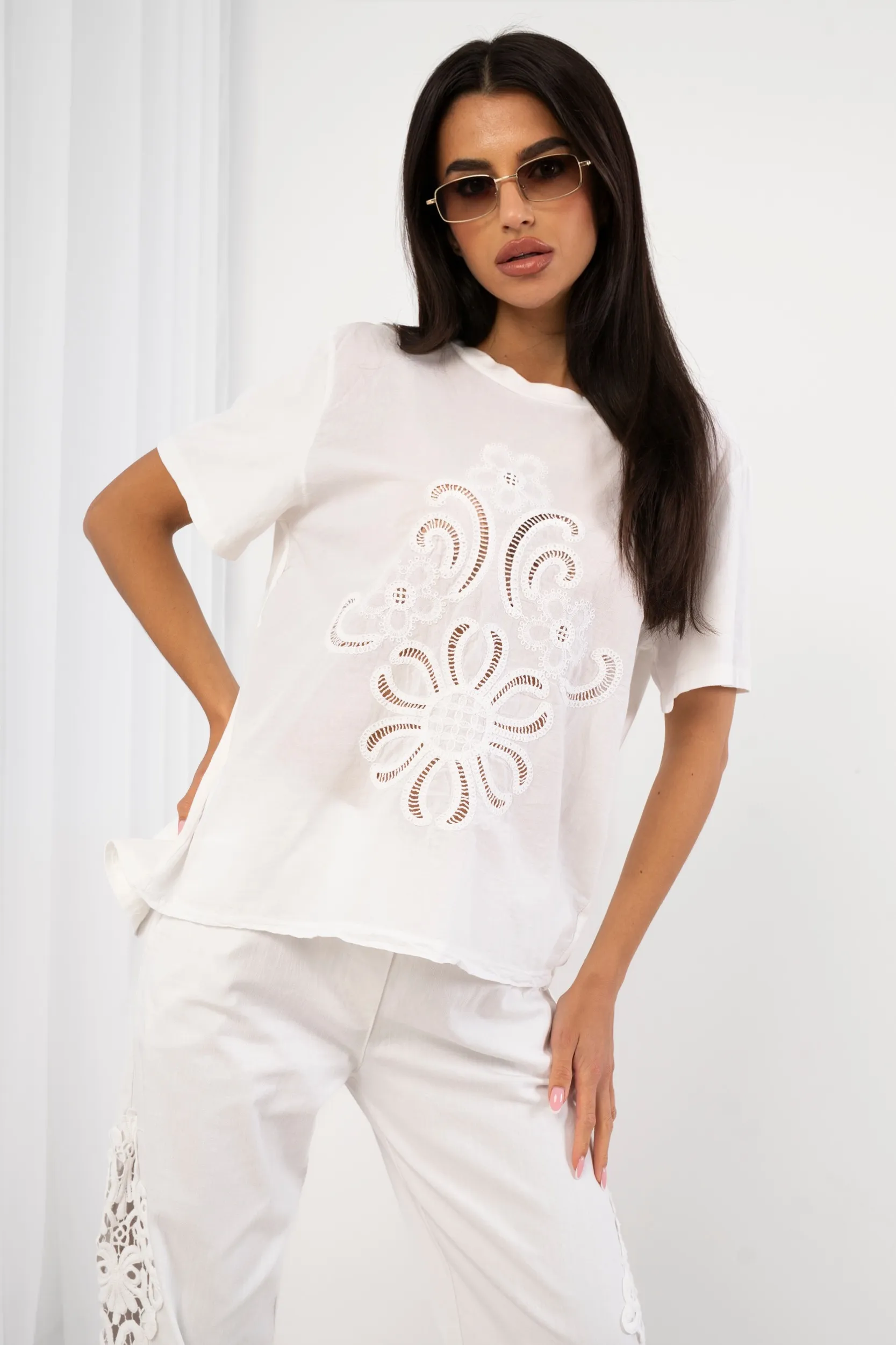 T-shirt z ażurowym haftem i motywem kwiatowym