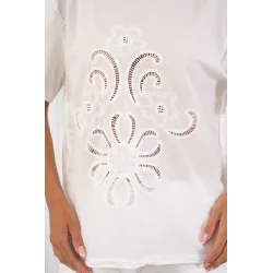T-shirt z ażurowym haftem i motywem kwiatowym