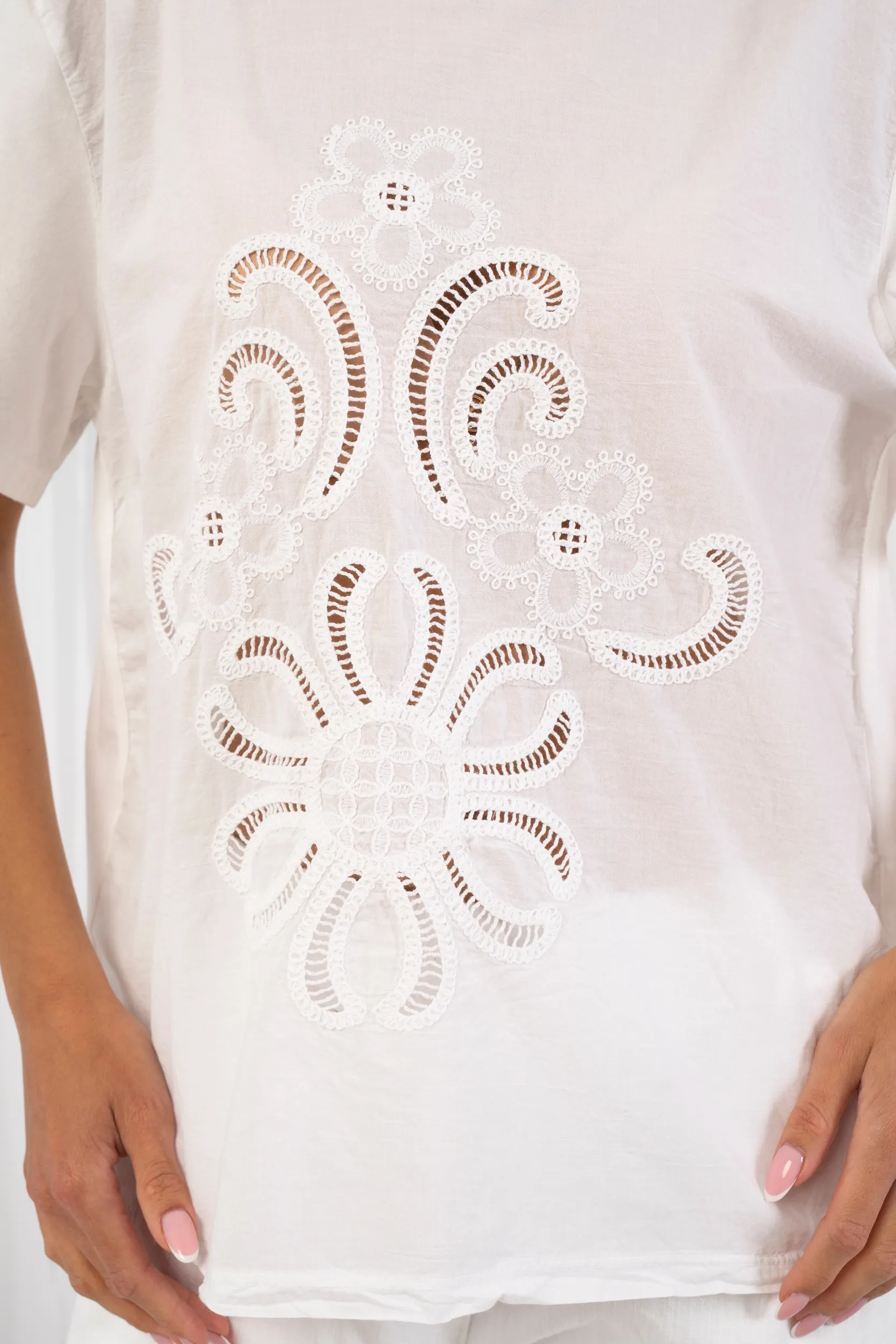 T-shirt z ażurowym haftem i motywem kwiatowym