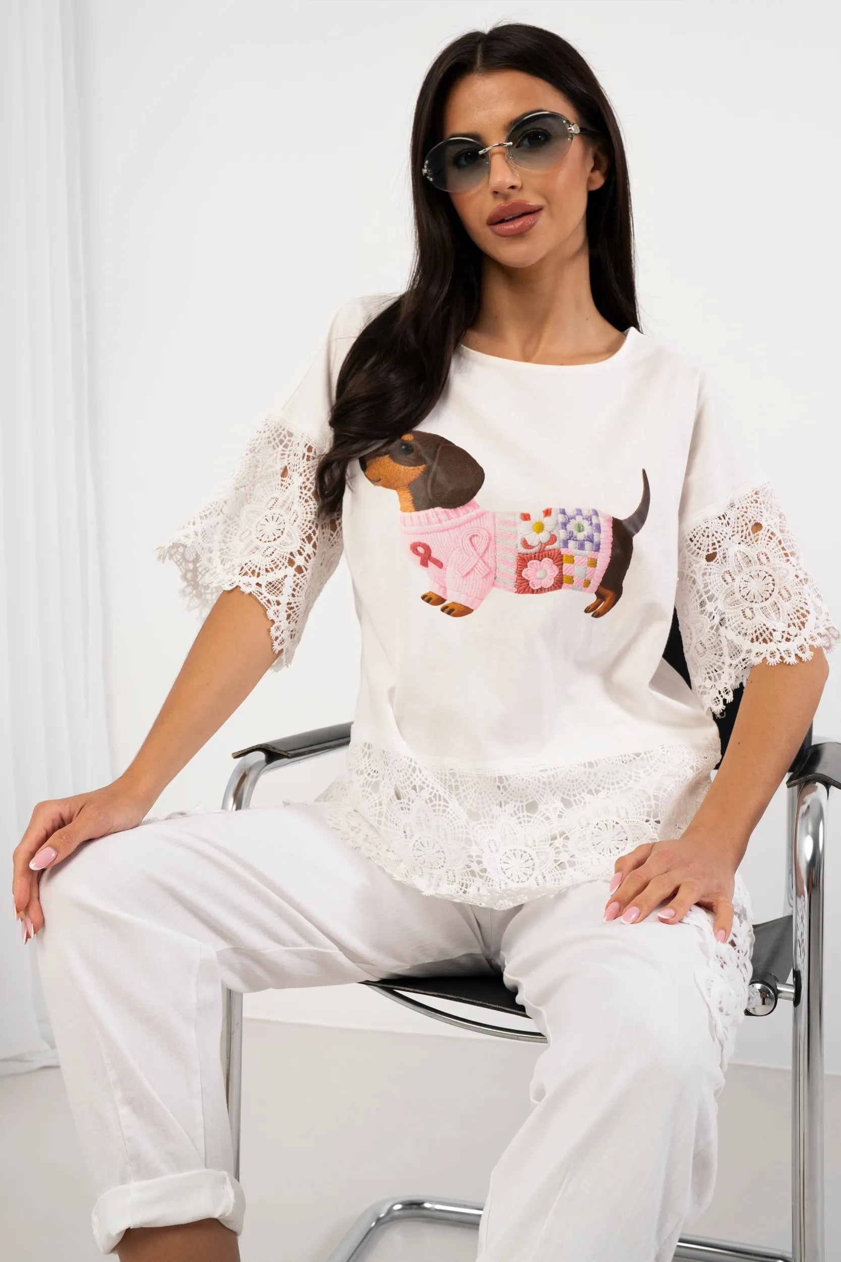 Bluzka z motywem jamnika i koronkowym wykończeniem